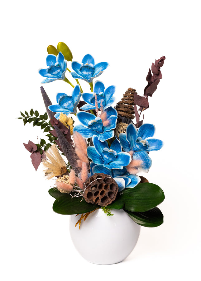 Aranjament floral „Azure Bloom” în vas ceramic – orhidee albastre și accente naturale