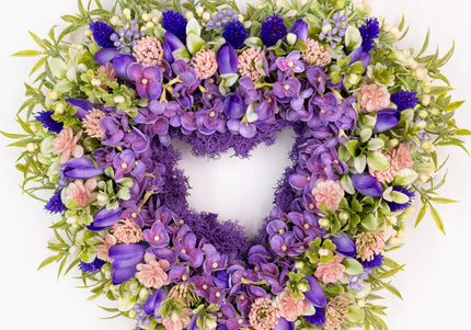 Coroniță florală „Lavender Heart” – decor elegant cu flori mov și accente pastel