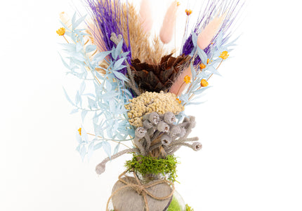 Mini-Aranjament Floral „Boho Heart” în Suport de Scoarță – Decor cu Flori Uscate, Licheni și Inimioară de Lemn