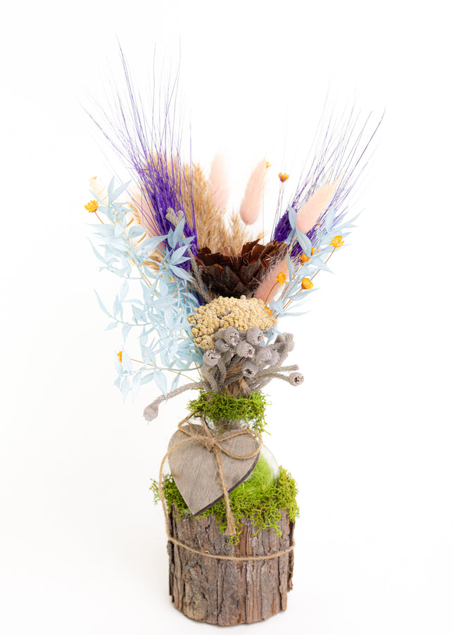 Mini-Aranjament Floral „Boho Heart” în Suport de Scoarță – Decor cu Flori Uscate, Licheni și Inimioară de Lemn