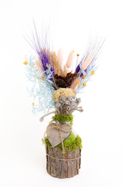 Mini-Aranjament Floral „Boho Heart” în Suport de Scoarță – Decor cu Flori Uscate, Licheni și Inimioară de Lemn