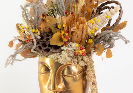 Aranjament Floral „Golden Muse” în Vas Sculptural Auriu – Decor de Lux cu Flori Uscate, Eucalipt și Accente Solare