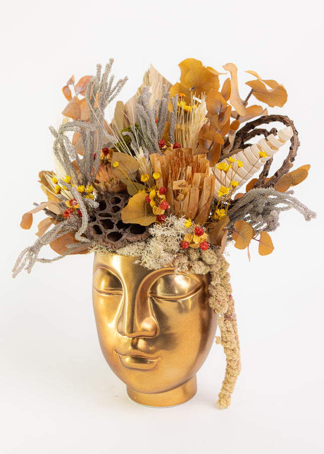 Aranjament Floral „Golden Muse” în Vas Sculptural Auriu – Decor de Lux cu Flori Uscate, Eucalipt și Accente Solare