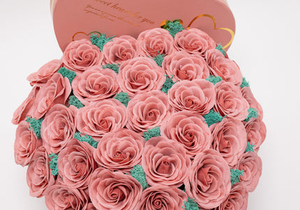 Aranjament "Pink Serenity" în Cutie Inimă Roz Pastel
