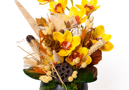 Aranjament floral „Amber Bloom” în vas ceramic – orhidee galbene și accente naturale