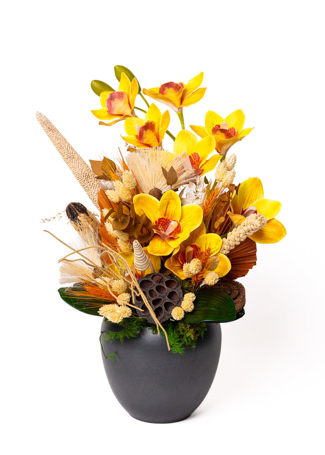 Aranjament floral „Amber Bloom” în vas ceramic – orhidee galbene și accente naturale