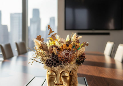 Aranjament Floral „Earthly Muse” în Vas Sculptural Auriu – Creație Handmade cu Banksia, Lotus și Texturi Organice Neutre