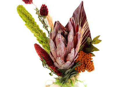 Mini-Aranjament Floral „Protea Soul” în Suport de Scoarță – Decor cu Floare Protea, Licheni și Accente Verzi