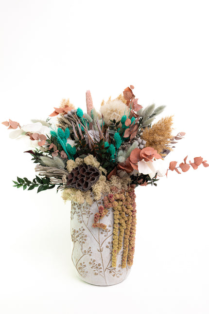 Aranjament Floral „Emerald & Earth” în Vază Ceramică Înaltă – Decor Premium cu Protea, Eucalipt Arămiu și Accente Turcoaz