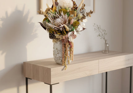 Aranjament Floral „Autumn Majesty” în Vază Ceramică Texturată – Compoziție Premium cu Protea King, Banksia și Accente Aurii