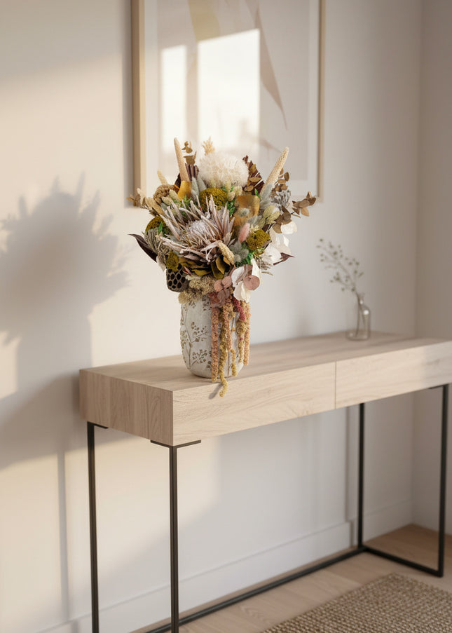Aranjament Floral „Autumn Majesty” în Vază Ceramică Texturată – Compoziție Premium cu Protea King, Banksia și Accente Aurii