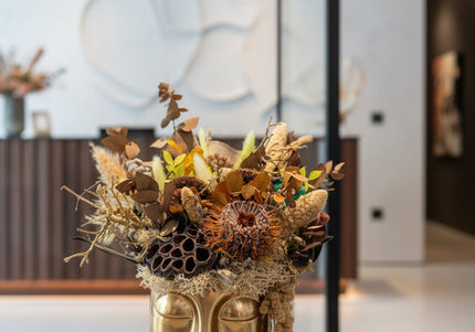 Aranjament Floral „Earthly Muse” în Vas Sculptural Auriu – Creație Handmade cu Banksia, Lotus și Texturi Organice Neutre