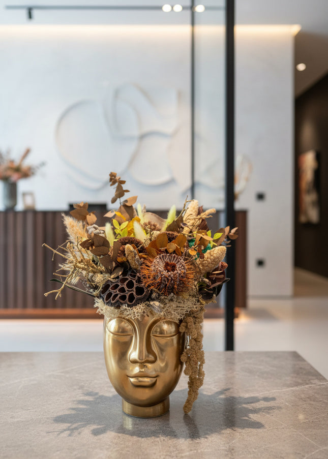 Aranjament Floral „Earthly Muse” în Vas Sculptural Auriu – Creație Handmade cu Banksia, Lotus și Texturi Organice Neutre