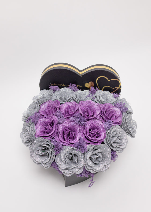 Aranjament "Violet Glamour" în Cutie Inimă Neagră