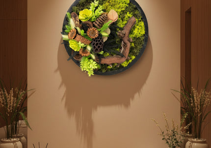 Tablou Biophilic Circular „Emerald Orb” – Panou Decorativ Handmade cu Mușchi, Licheni și Relief de Pădure