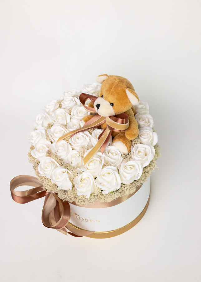 Aranjament Lux Trandafiri Săpun Albi și Ursulet Catifea