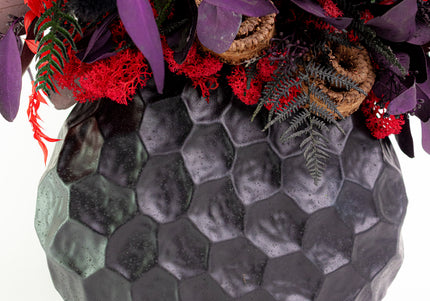 Aranjament Floral „Crimson Night” în Vas Negru Texturat – Compoziție Luxury cu Protea King, Plante Criogenate și Accente Gotic-Chic