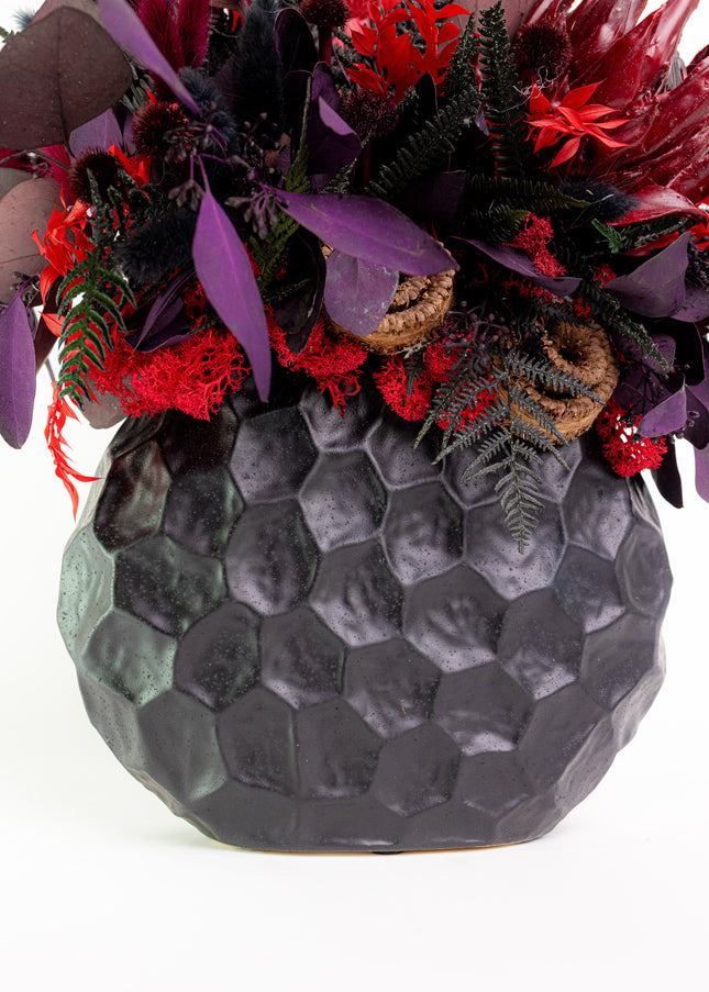 Aranjament Floral „Crimson Night” în Vas Negru Texturat – Compoziție Luxury cu Protea King, Plante Criogenate și Accente Gotic-Chic