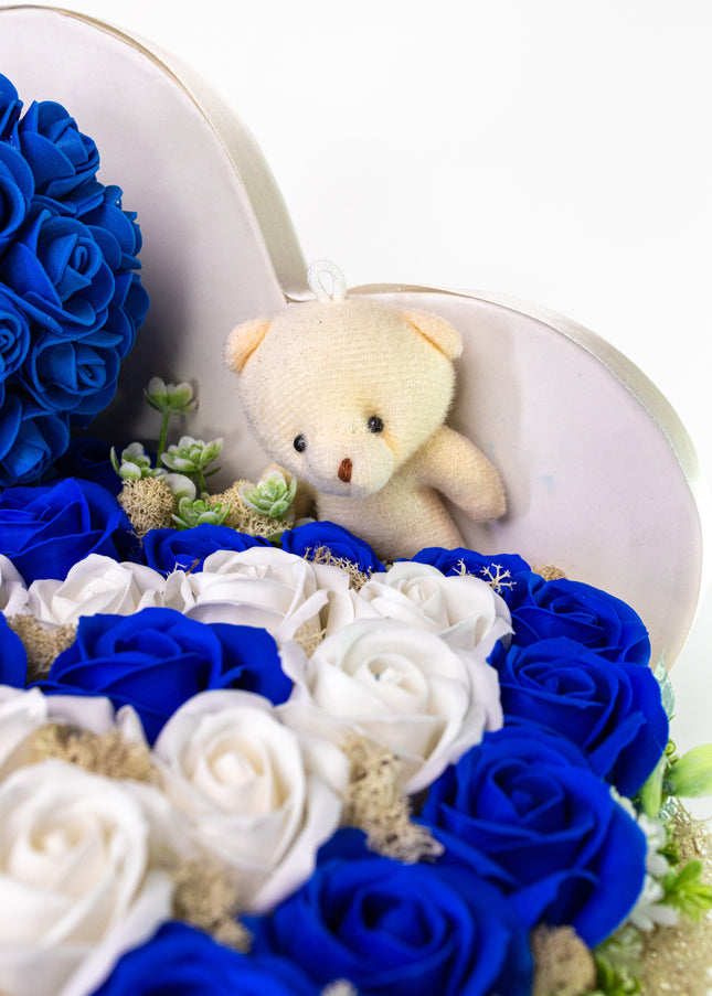 Aranjament Inimă Lux Trandafiri Săpun Albastru-Alb & Ursulet