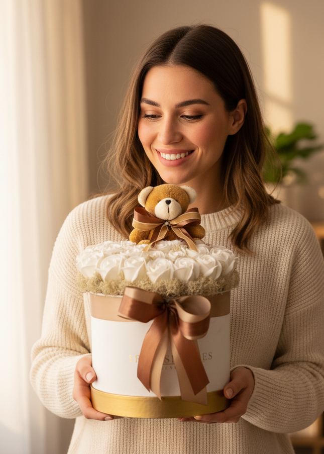 Aranjament Lux Trandafiri Săpun Albi și Ursulet Catifea