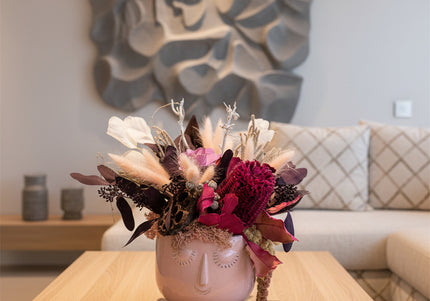 Aranjament Floral „Pink Reverie” în Vas Sculptural Roz – Decor Handmade cu Banksia Purpurie, Flori Criogenate și Accente Catifelate