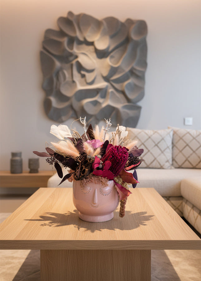 Aranjament Floral „Pink Reverie” în Vas Sculptural Roz – Decor Handmade cu Banksia Purpurie, Flori Criogenate și Accente Catifelate