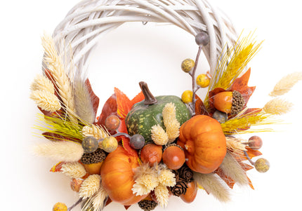 Coroniță Handmade „Autumn Bounty” – Decor de Toamnă cu Mini-Dovleci, Spice și Frunze Ruginii pe Răchită Albă