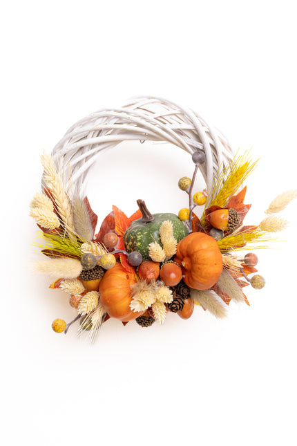 Coroniță Handmade „Autumn Bounty” – Decor de Toamnă cu Mini-Dovleci, Spice și Frunze Ruginii pe Răchită Albă