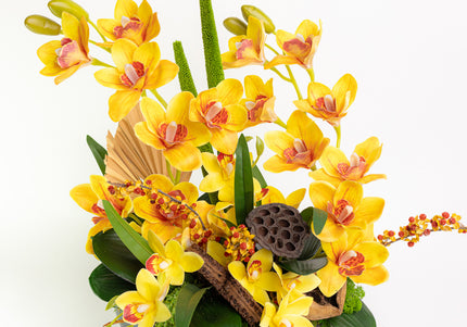 Aranjament Floral „Solar Orchid” în Vas Ceramic Negru – Decor de Lux cu Orhidee Galbene, Ilex și Accente Botanice Exotice