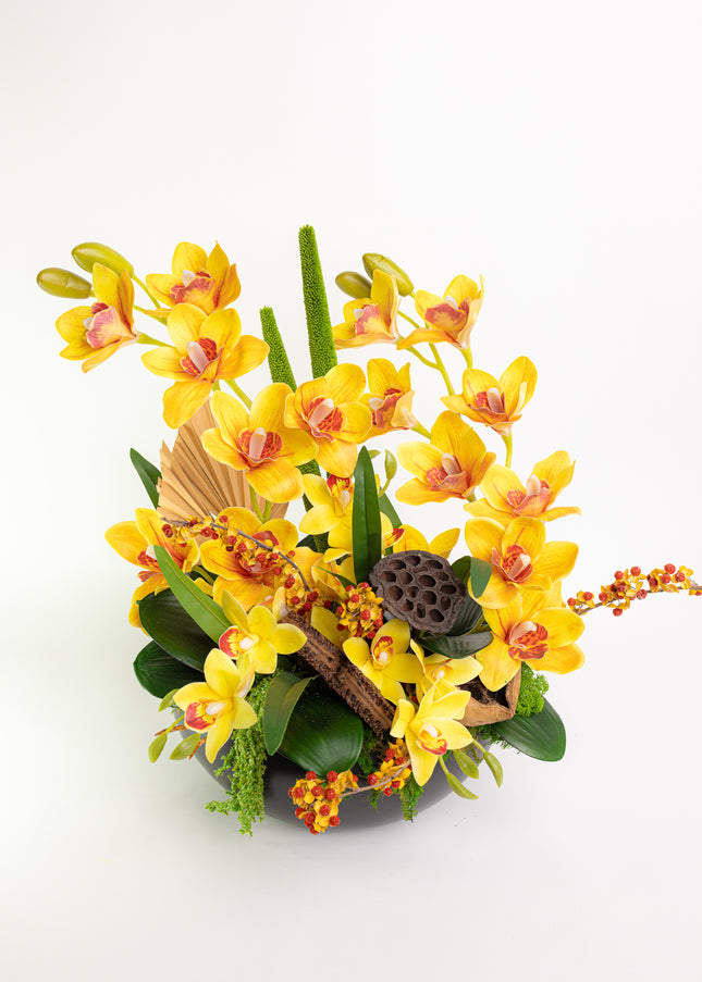Aranjament Floral „Solar Orchid” în Vas Ceramic Negru – Decor de Lux cu Orhidee Galbene, Ilex și Accente Botanice Exotice