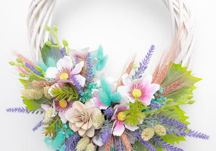 Coroniță Handmade „Spring Breeze” – Aranjament pe Bază de Răchită Albă cu Flori Pastelate