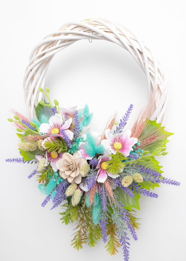Coroniță Handmade „Spring Breeze” – Aranjament pe Bază de Răchită Albă cu Flori Pastelate