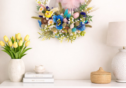 Coroniță florală de Paște „Easter Ballet” – decor festiv cu iepuraș și flori pastelate