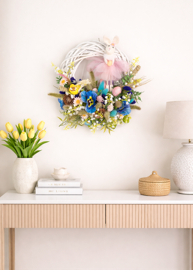 Coroniță florală de Paște „Easter Ballet” – decor festiv cu iepuraș și flori pastelate