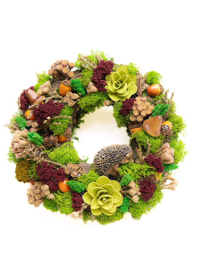 Coroniță Handmade „Forest Keeper” – Decor Artizanal din Licheni Stabilizați cu Arici, Ciupercuțe și Flori Verzi