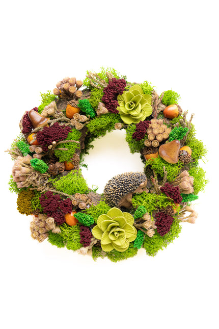 Coroniță Handmade „Forest Keeper” – Decor Artizanal din Licheni Stabilizați cu Arici, Ciupercuțe și Flori Verzi