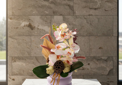 Aranjament Floral „Pink Velvet Orchid” în Vas Lila – Compoziție Premium cu Orhidee Pastel, Palmier și Accente de Bumbac
