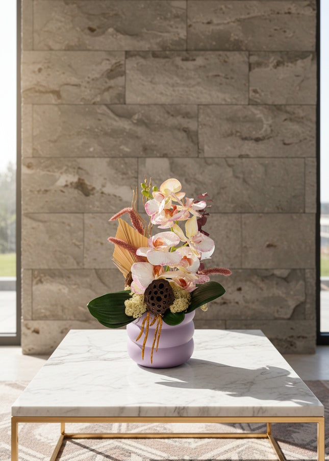 Aranjament Floral „Pink Velvet Orchid” în Vas Lila – Compoziție Premium cu Orhidee Pastel, Palmier și Accente de Bumbac
