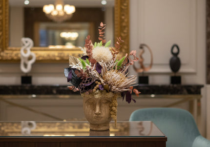 Aranjament Floral „Terra Muse” în Bust Sculptural – Creație Handmade cu Protea King Gold, Eucalipt Arămiu și Accente Moss Green