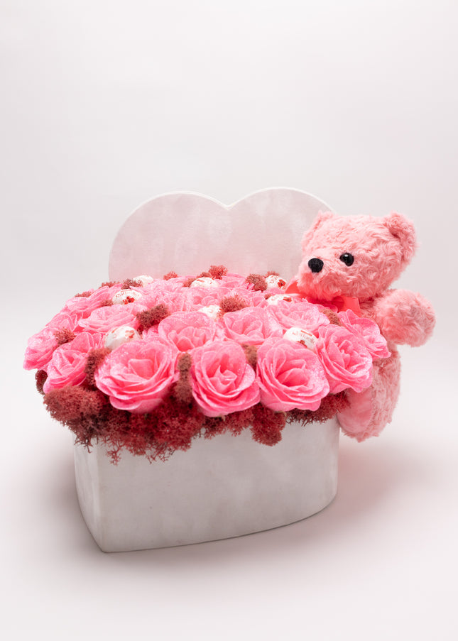 Aranjament Inimă "Sweet Pink": 41 Trandafiri Săpun, Raffaello & Ursuleț