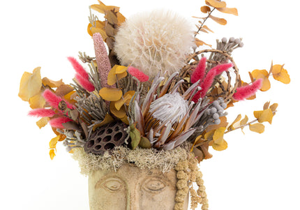 Aranjament Floral „Muse of Autumn” în Vas Sculptural – Creație Handmade cu Protea, Eucalipt Galben și Accente Roz Fucsia