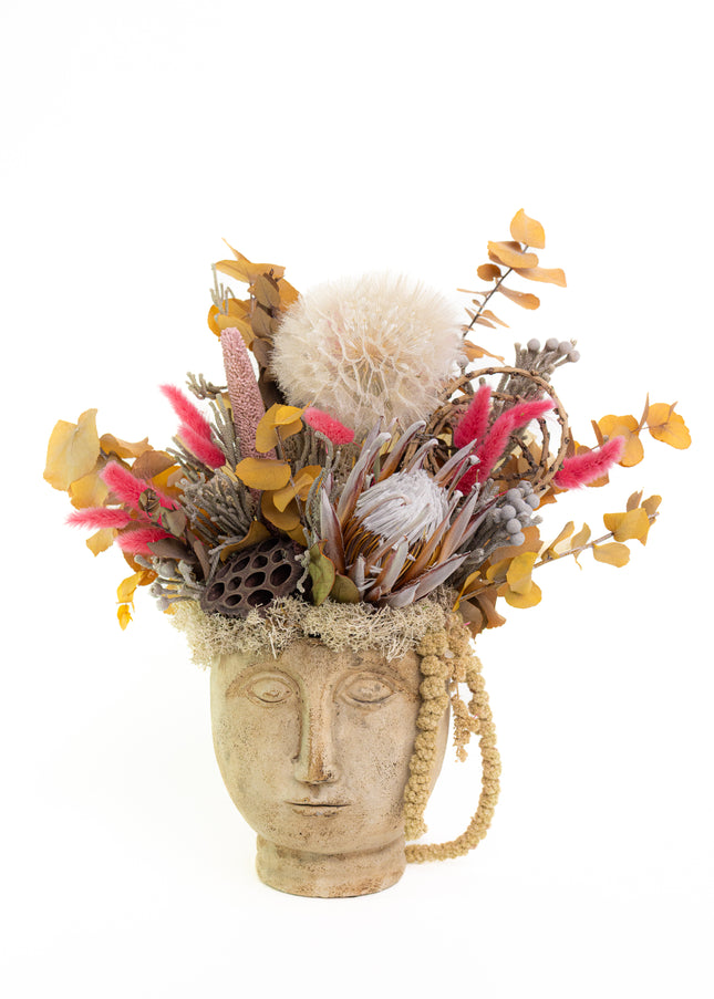 Aranjament Floral „Muse of Autumn” în Vas Sculptural – Creație Handmade cu Protea, Eucalipt Galben și Accente Roz Fucsia