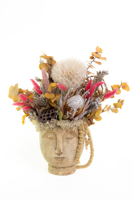 Aranjament Floral „Muse of Autumn” în Vas Sculptural – Creație Handmade cu Protea, Eucalipt Galben și Accente Roz Fucsia