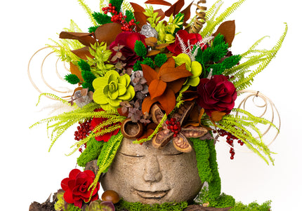 Aranjament floral „Forest Harmony” în bust decorativ – compoziție naturală cu accente verzi și roșii