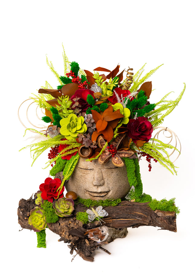 Aranjament floral „Forest Harmony” în bust decorativ – compoziție naturală cu accente verzi și roșii