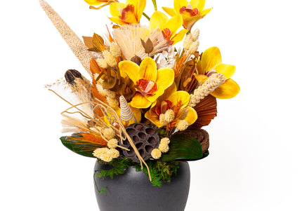 Aranjament floral „Amber Bloom” în vas ceramic – orhidee galbene și accente naturale