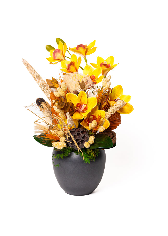 Aranjament floral „Amber Bloom” în vas ceramic – orhidee galbene și accente naturale