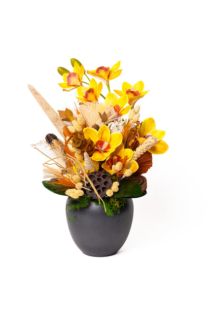 Aranjament floral „Amber Bloom” în vas ceramic – orhidee galbene și accente naturale