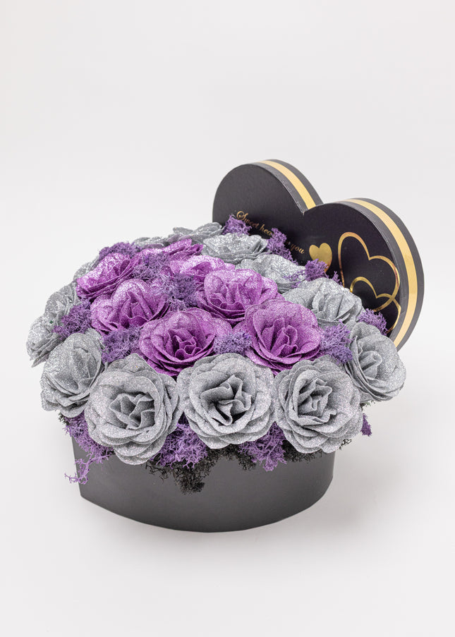Aranjament "Violet Glamour" în Cutie Inimă Neagră