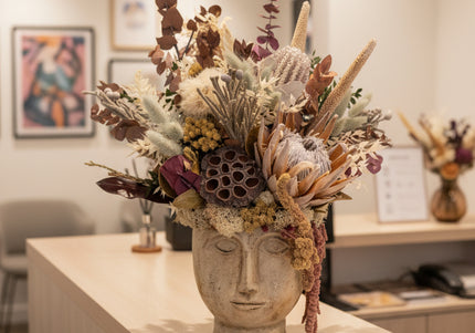 Aranjament Floral „Ancient Muse” în Bust Ceramic – Compoziție Luxury cu Protea King, Banksia și Texturi Botanice Antichizate